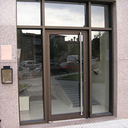 puerta de vidrio y hierro